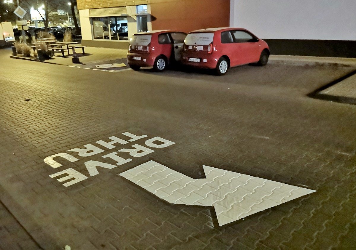 Oznakowanie parkingów i hal garażowych 10 | Malowanie oznaczeń oznakowań poziomych Poznań