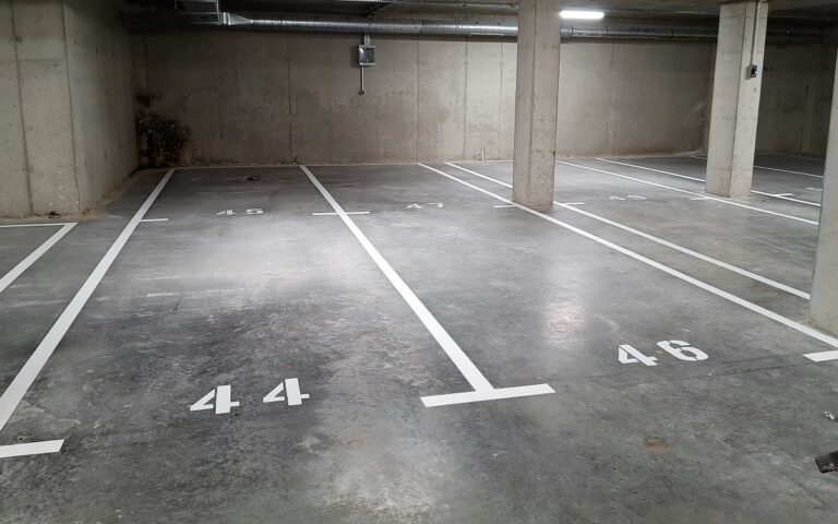Oznakowanie parkingów i hal garażowych 12 | Malowanie oznaczeń oznakowań poziomych Poznań